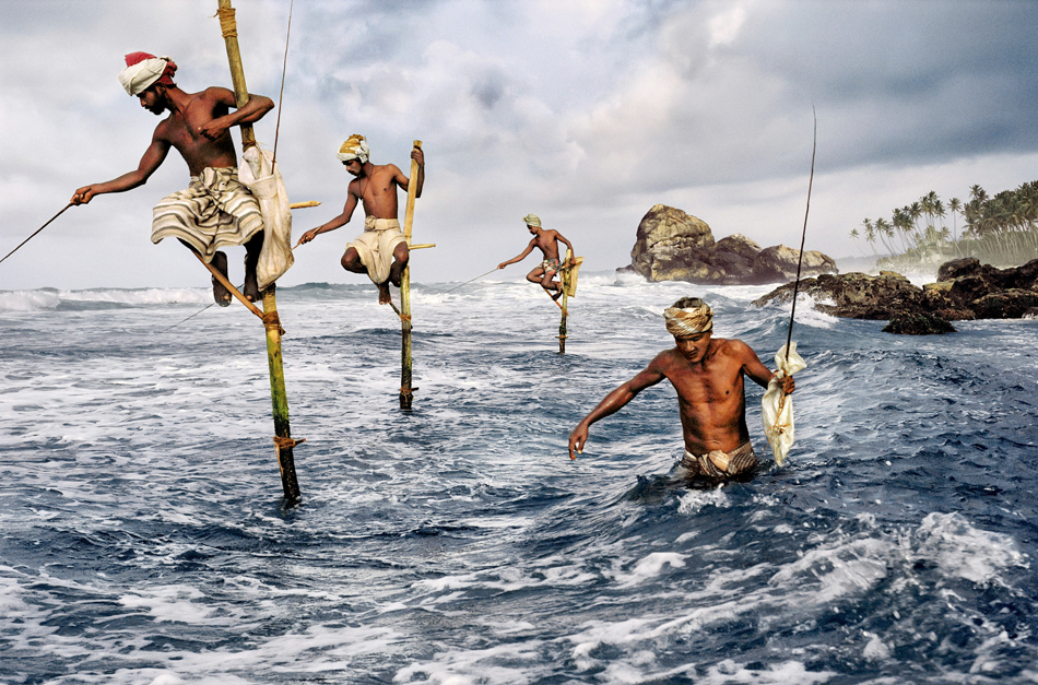 Für das Magazin „National Geographic“ fotografierte Steve McCurry 1995 an der Westküste Sri Lankas die traditionelle Stelzenfischerei: Die Fischer sitzen auf Pfählen und werfen von dort ihre Angeln aus. © SWR/Steve McCurry