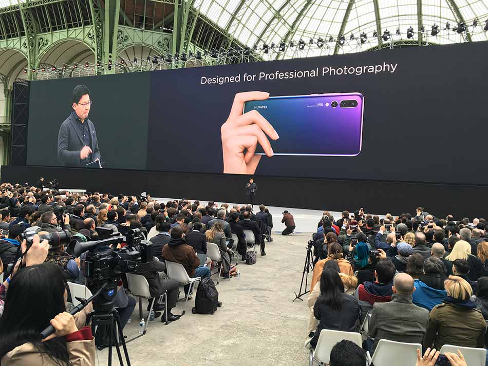 Das neue Huawei P20 Pro wird vor großem Publikum in Paris vorgestellt.