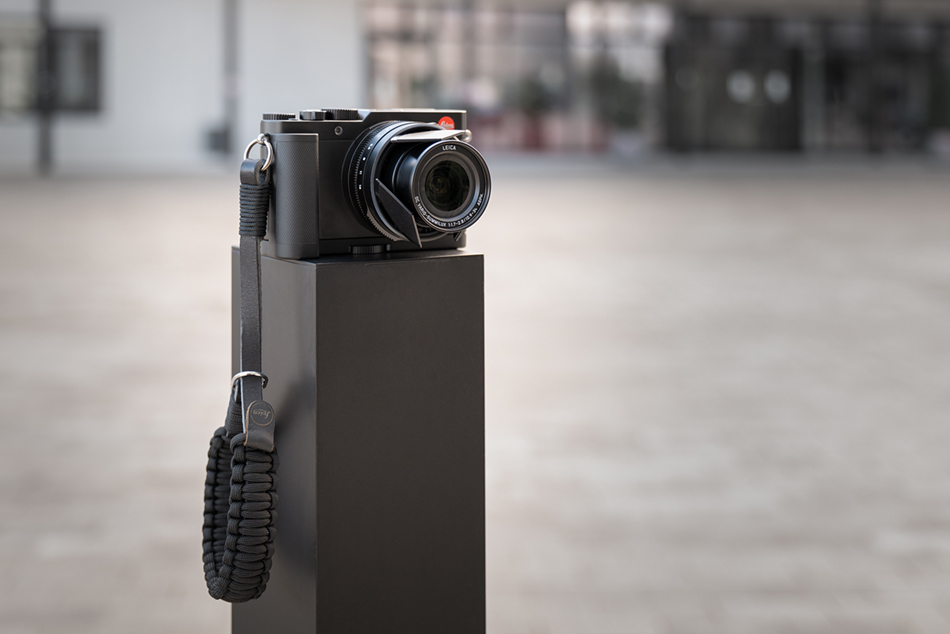 Ausgerüstet für die Straße: Die Leica D-Lux 7 mit dem Zubehör aus dem „Street Kit“.