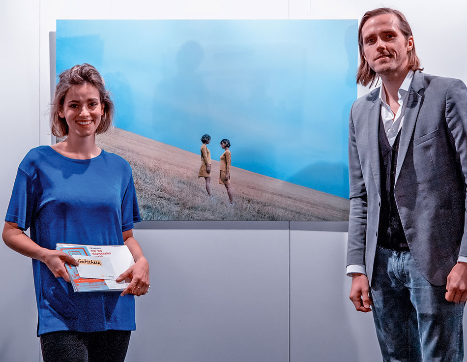Picanova-Geschäftsführer Philipp Mühlbauer zeichnee auf der photokina 2018 die Gewinnerin Laura Zalenga für ihr Bild „Lean on me“ aus.