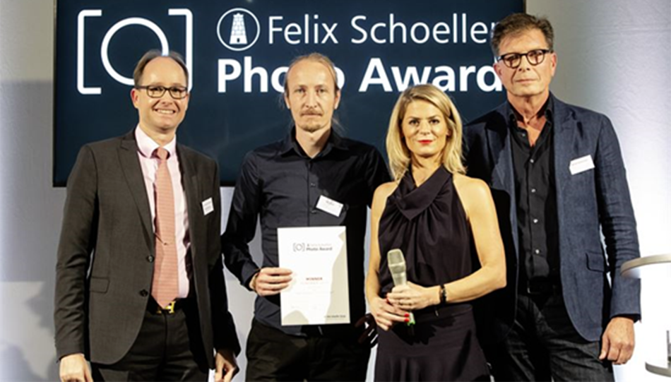 Gold Award Gewinner Tobi Binder (2.v.li.) mit Hans-Christoph Gallenkamp, Moderatorin Anja Backhaus und dem Juryvorsitzenden Michael Dannenmann.