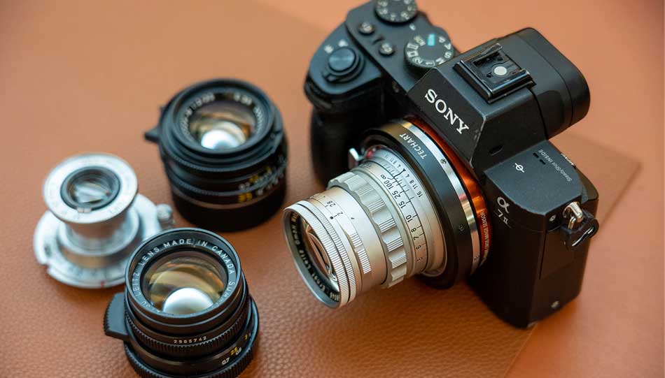 Mit dem Techart-Adapter lassen sich Objektive für das Leica-M-Bajonett an Sony-E-Kameras nutzen und sogar automatisch scharfstellen.